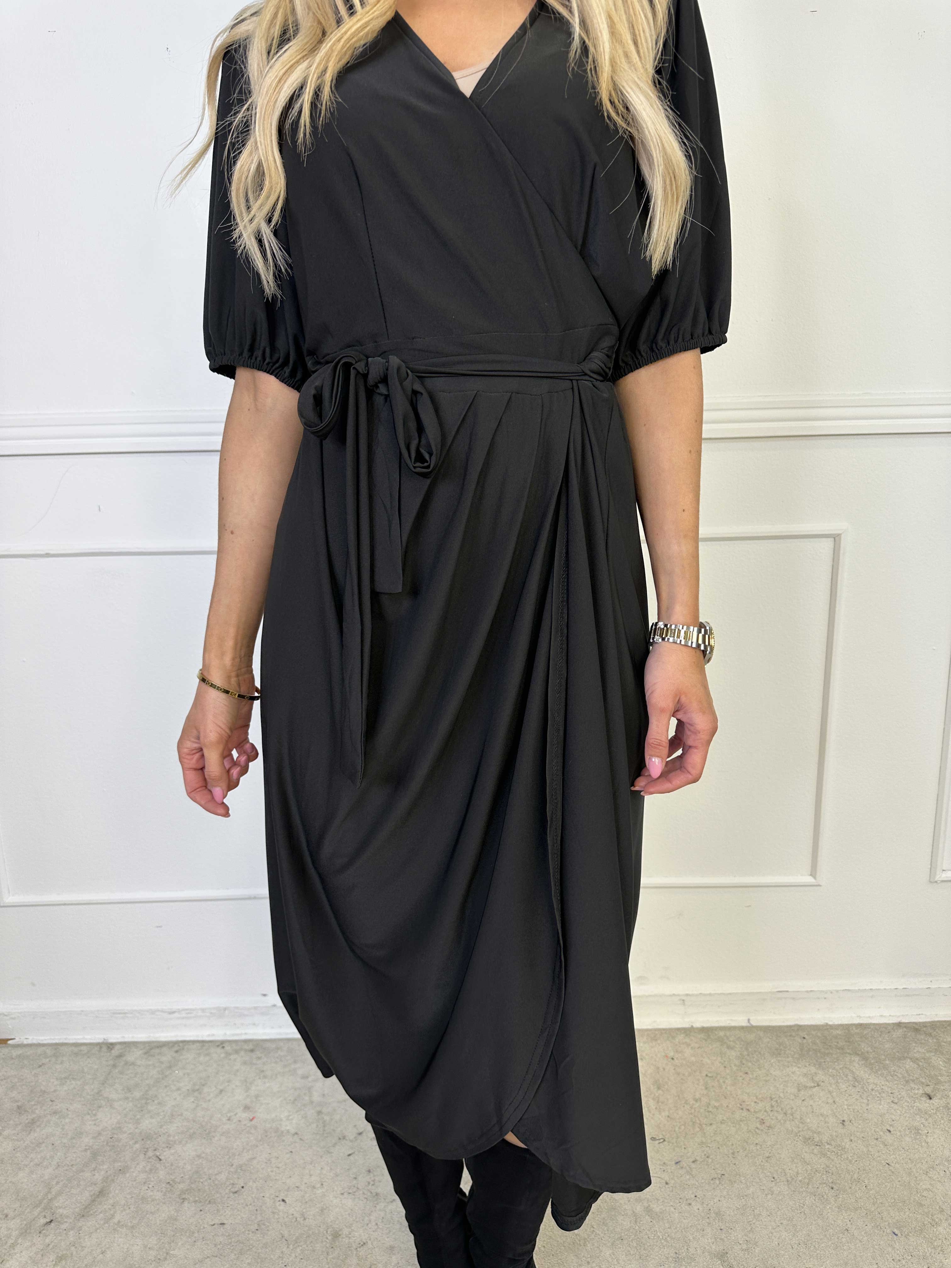 Primula Plain - Elastisk kjole i slå-om-look i ensfarvet